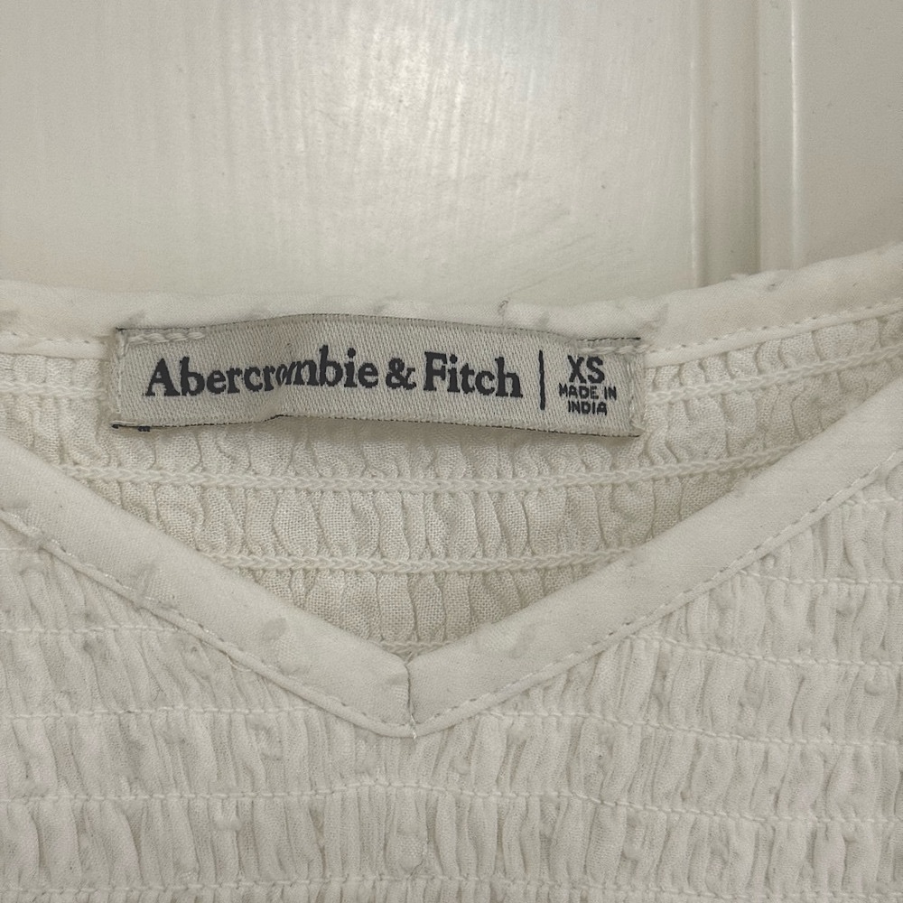 Abercrombie & fitch NWOT white smocked Swiss dot sleeve crop top - Picture 3 of 9